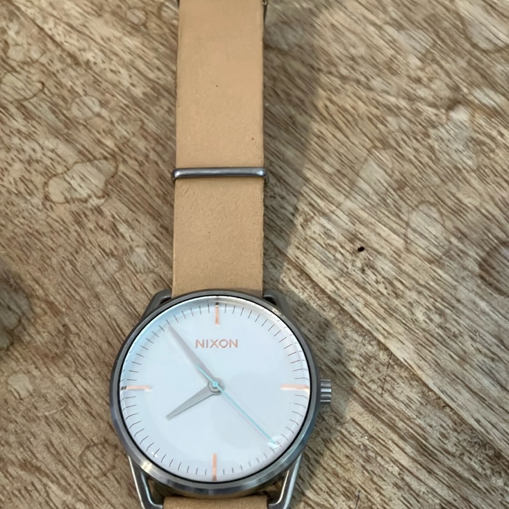 Nixon watch NEEDS BATTERY